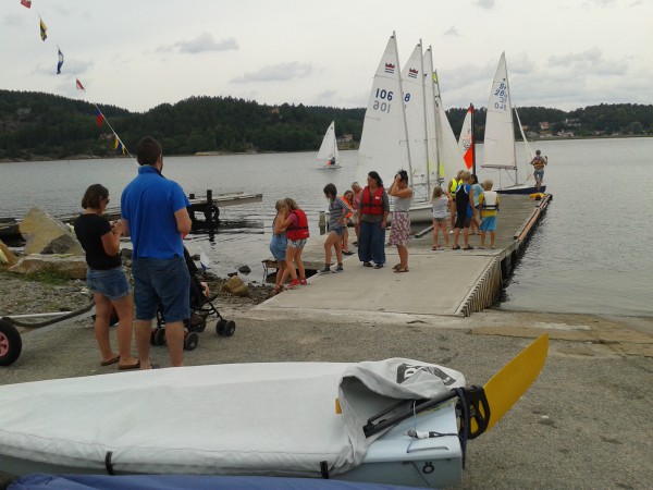 Besökare Mycket intresserade besökande familjer och vuxna som provade att segla.